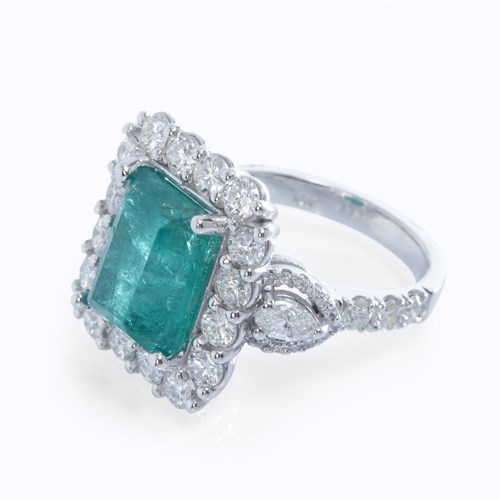 Lot 36 - An emerald, diamond, and eighteen karat white gold ring