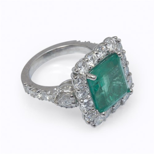 Lot 98 - An emerald, diamond, and eighteen karat white gold ring