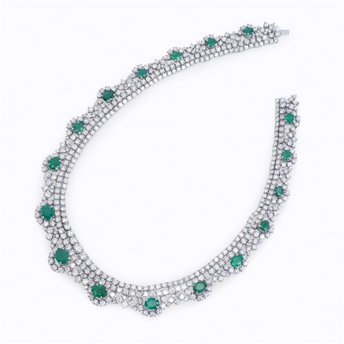 Lot 57 - An emerald, diamond, and eighteen karat white gold necklace