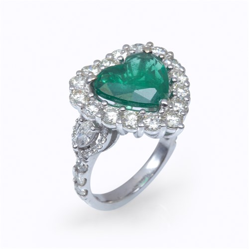 Lot 64 - An emerald, diamond, and eighteen karat white gold ring
