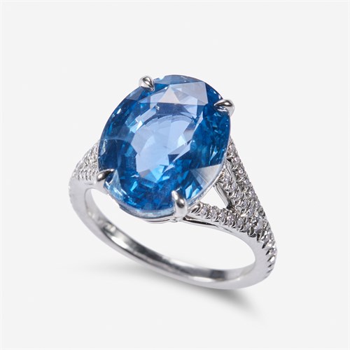 Lot 77 - A sapphire, diamond, and platinum ring