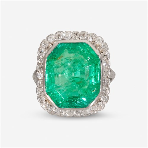 Lot 70 - An emerald, diamond, and platinum ring