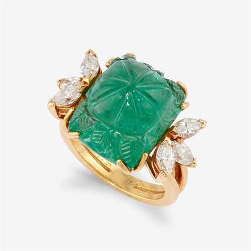Lot 47 - An emerald, diamond, and eighteen karat gold ring
