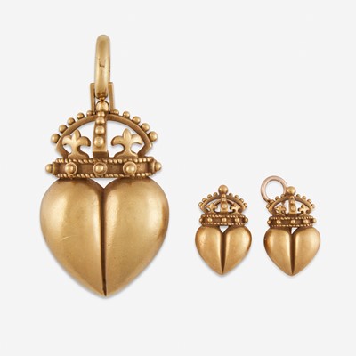 Lot 37 - An eighteen karat gold pendant/brooch and pair of earrings, Kieselstein Cord