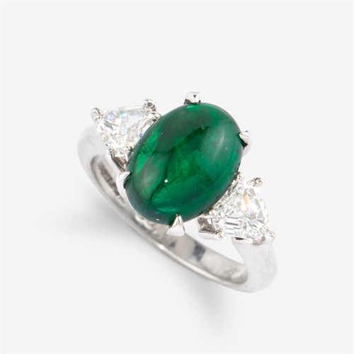 Lot 62 - An emerald, diamond, and platinum ring