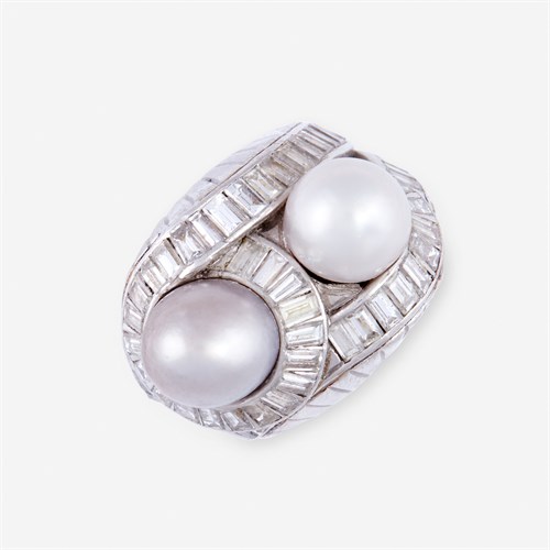 Lot 57 - A cultured pearl, diamond, and platinum ring