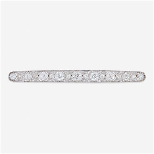 Lot 5 - An Art Deco diamond and platinum bar brooch