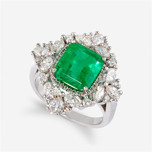Lot 22 - A Colombian emerald, diamond, and eighteen karat white gold ring
