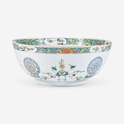 Lot 11 - A Chinese export famille verte-decorated porcelain punch bowl