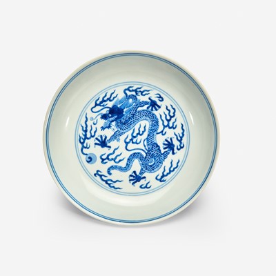 Lot 24 - A Chinese blue and white porcelain “Dragon” dish 青花龙纹洗