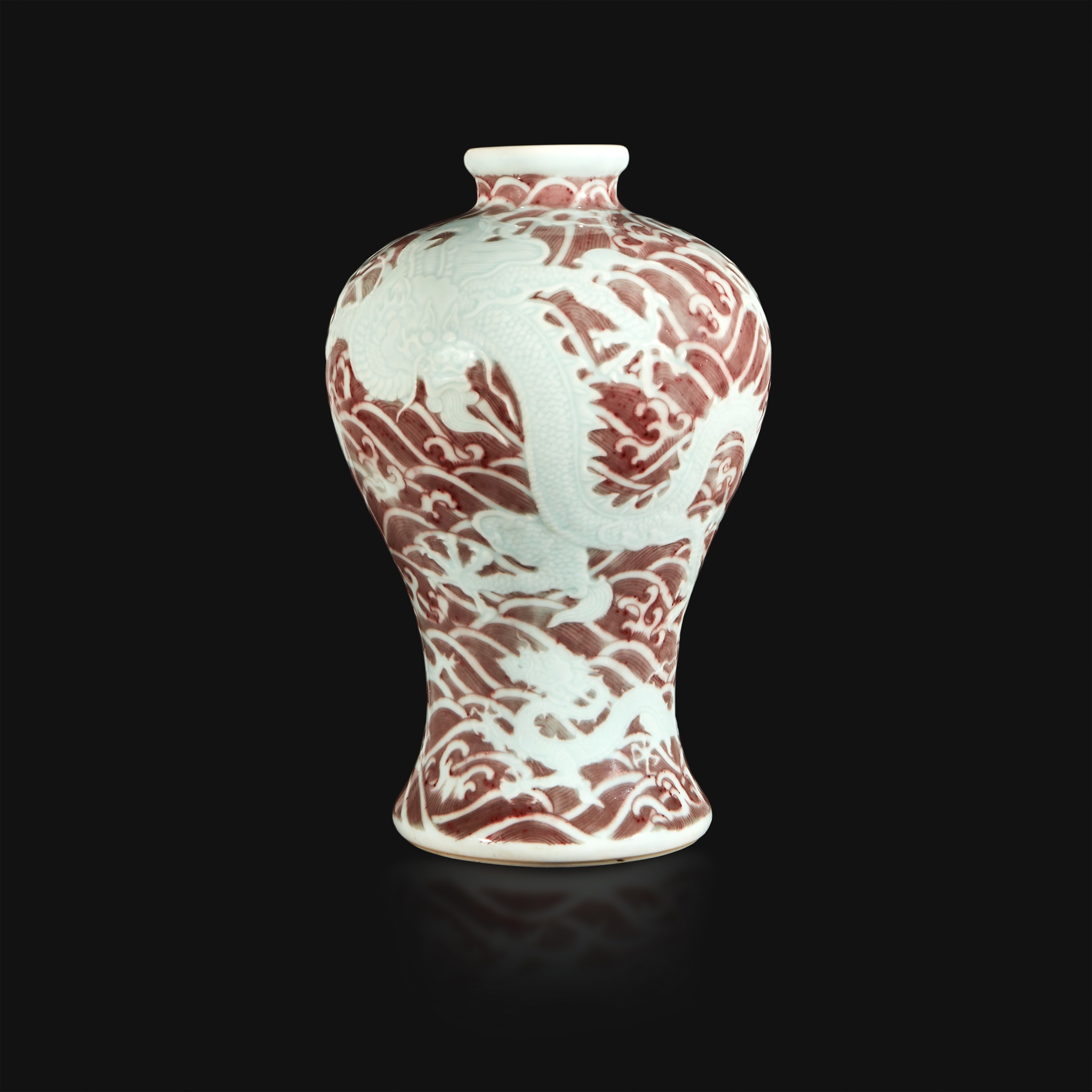 Contagioso instante Decisión Lot 12 - A Chinese carved and underglaze red "Dragons