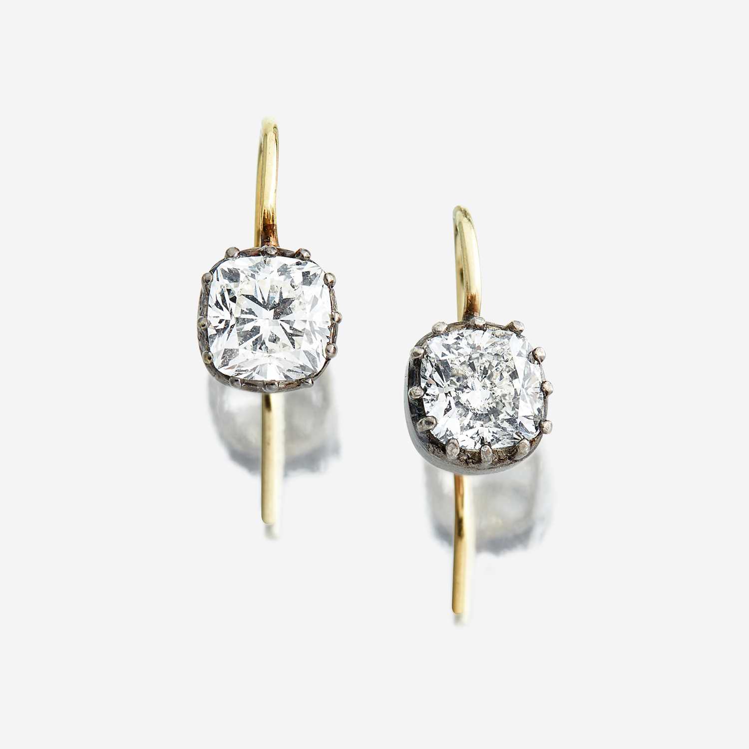 Lot 141 - A pair of diamond drop earrings