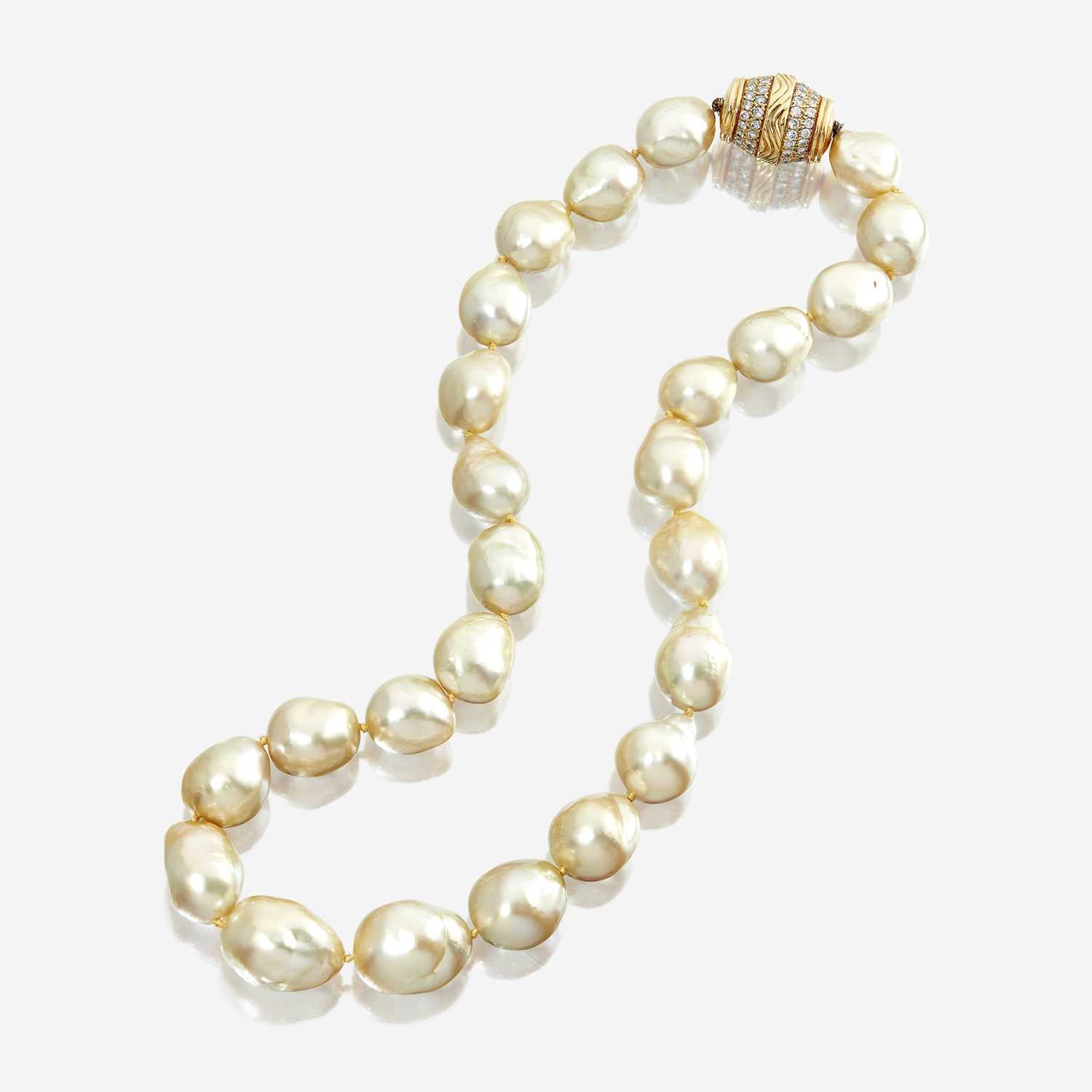 Lot 29 - A South Sea baroque cultured pearl, diamond, and eighteen karat gold necklace