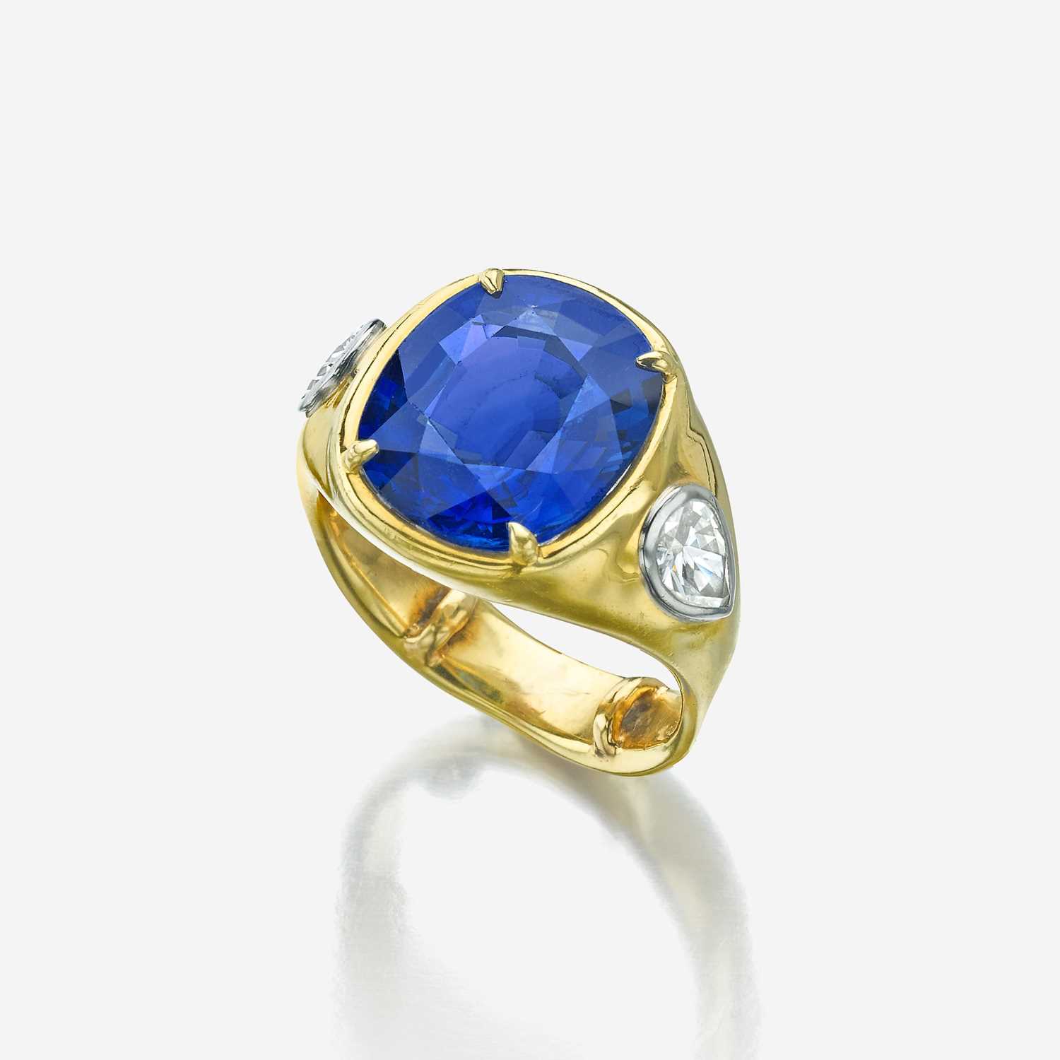 Lot 37 - A sapphire, diamond, and eighteen karat gold ring