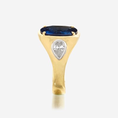 Lot 37 - A sapphire, diamond, and eighteen karat gold ring