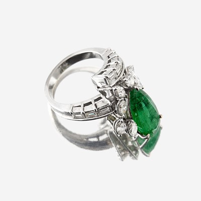 Lot 106 - An emerald, diamond, and fourteen karat white gold ring