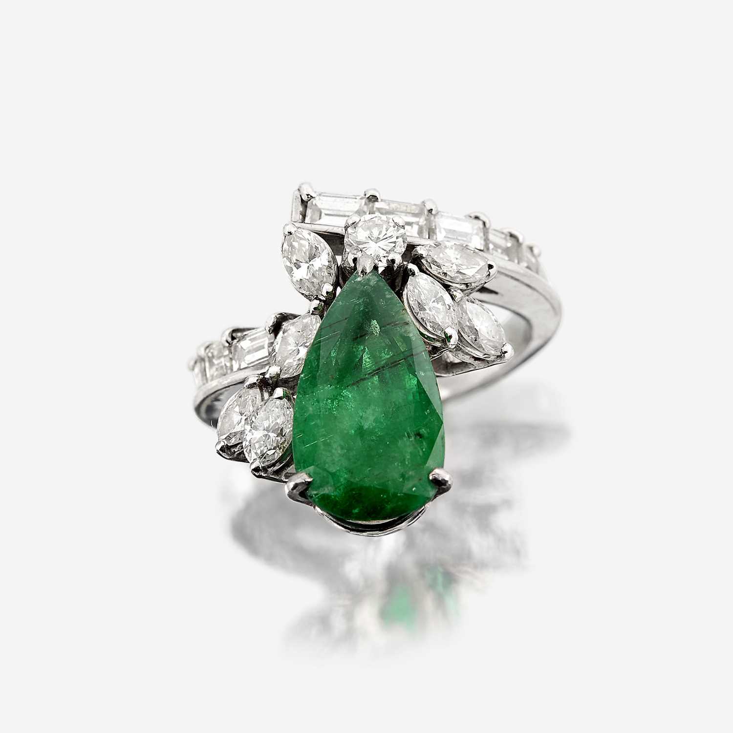 Lot 106 - An emerald, diamond, and fourteen karat white gold ring