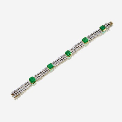 Lot 152 - An emerald, diamond, and eighteen karat gold bracelet