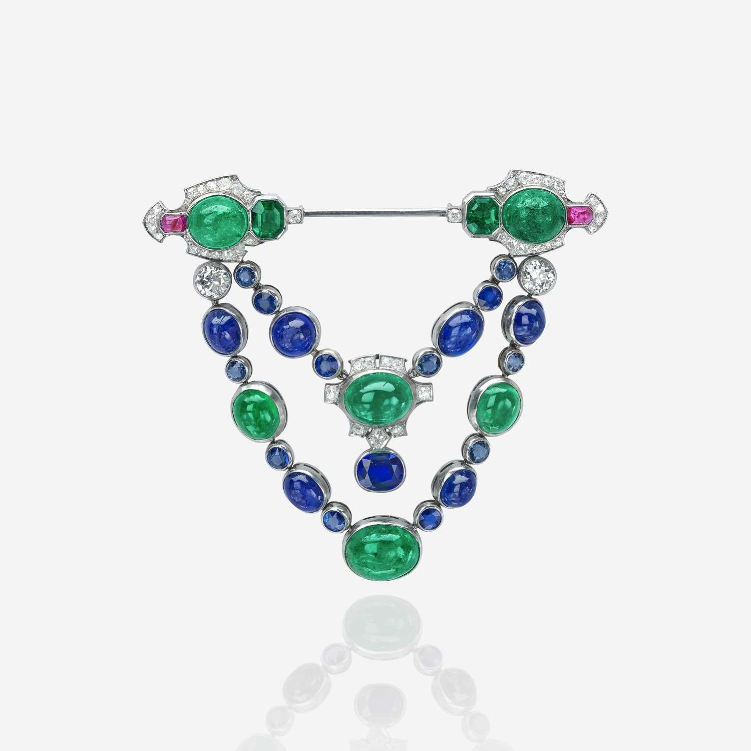 Lot 136 - An Art Deco emerald, sapphire, diamond, and ruby jabot