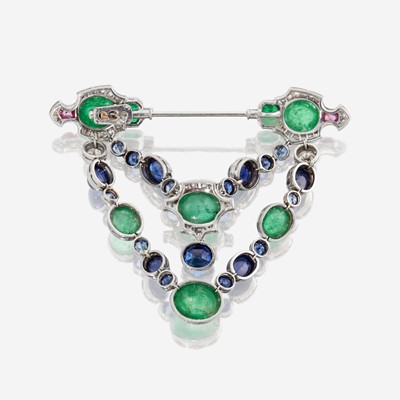 Lot 136 - An Art Deco emerald, sapphire, diamond, and ruby jabot