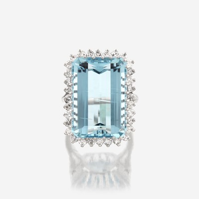 Lot 80 - An aquamarine, diamond, and fourteen karat white gold ring