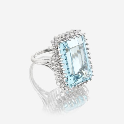Lot 80 - An aquamarine, diamond, and fourteen karat white gold ring