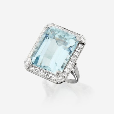 Lot 58 - An aquamarine, diamond, and platinum ring
