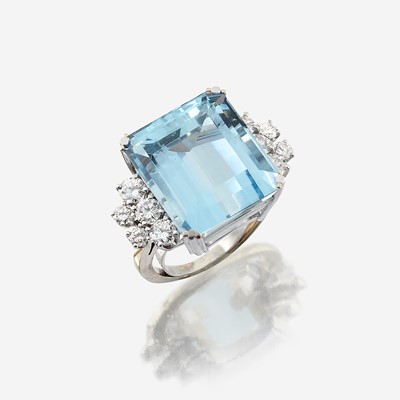 Lot 82 - An aquamarine, diamond, and eighteen karat white gold ring
