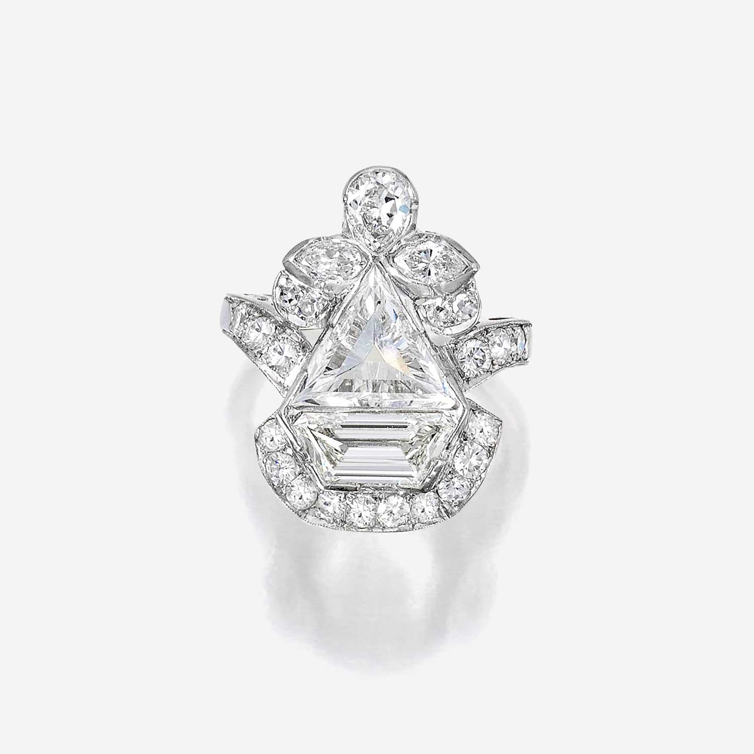 Lot 156 - A diamond and platinum ring