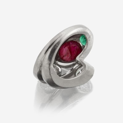 Lot 100 - A diamond, ruby, emerald, and platinum ring