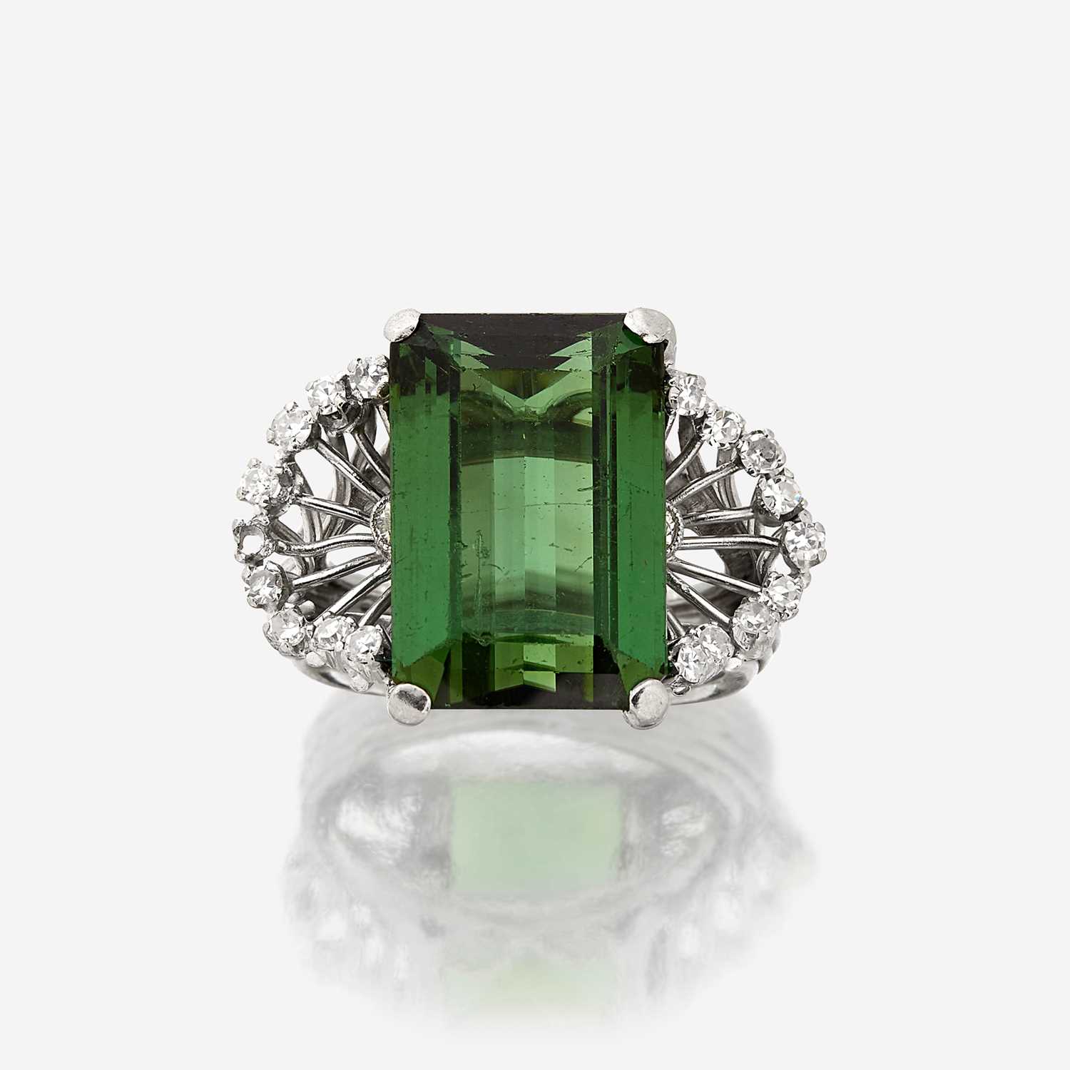 Lot 134 - A green tourmaline, diamond, and platinum ring