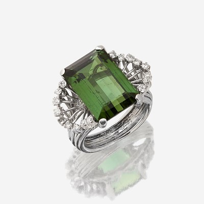 Lot 134 - A green tourmaline, diamond, and platinum ring