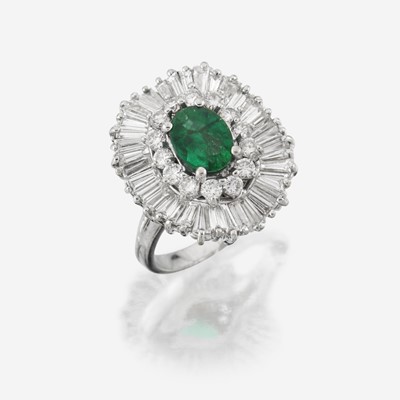 Lot 49 - An emerald, diamond, and eighteen karat gold ring