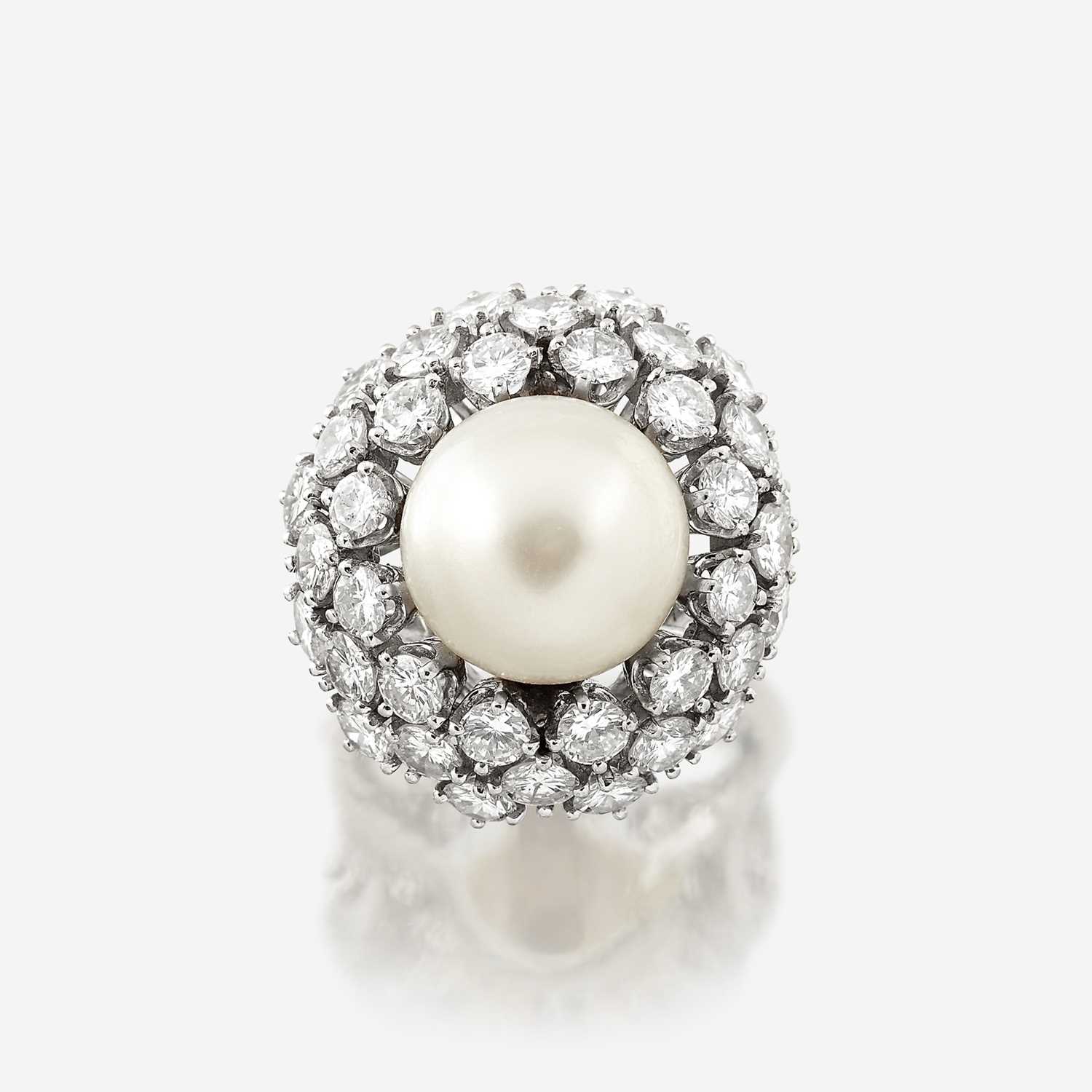 Lot 103 - A cultured pearl, diamond, and eighteen karat white gold ring