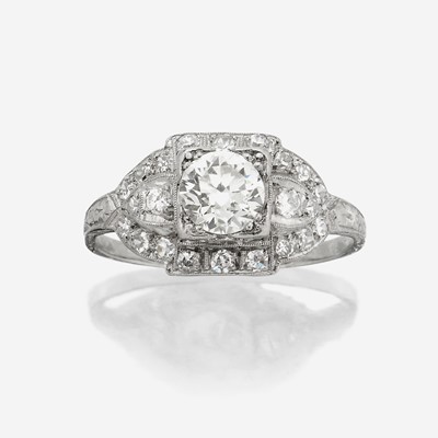 Lot 10 - An Art Deco diamond and platinum ring
