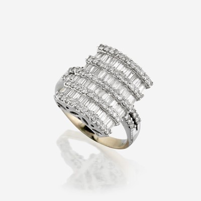 Lot 52 - A diamond and eighteen karat white gold ring