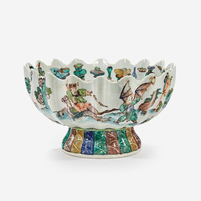 Lot 78 - A famille verte-decorated porcelain lobed bowl