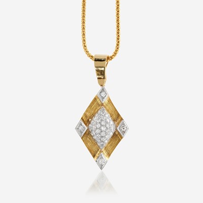 Lot 36 - An eighteen karat gold and diamond pendant necklace