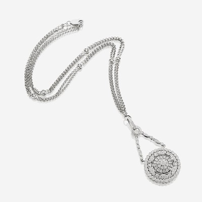 Lot 55 - An eighteen karat white gold and diamond pendant necklace
