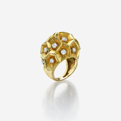 Lot 49 - An eighteen karat gold and diamond ring, Cartier