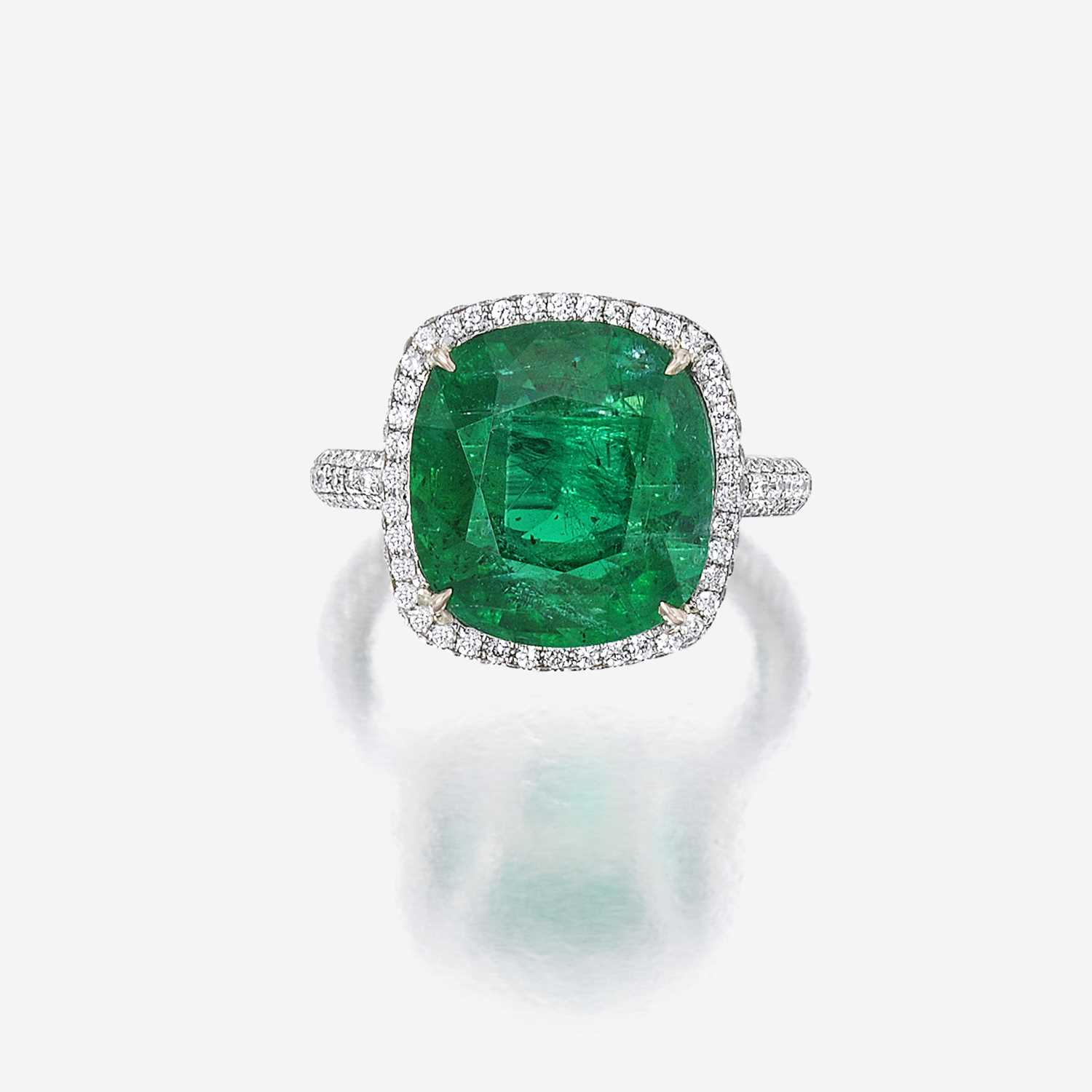 Lot 102 - An emerald, diamond, and platinum ring