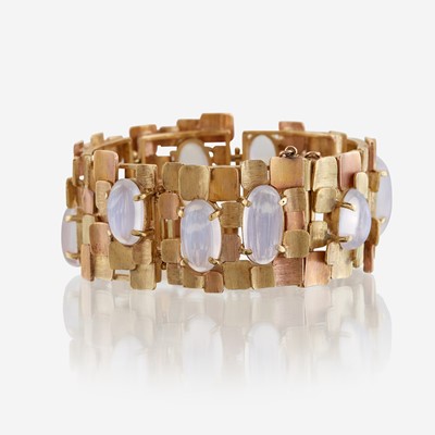 Lot 15 - A bicolor eighteen karat gold and moonstone bracelet