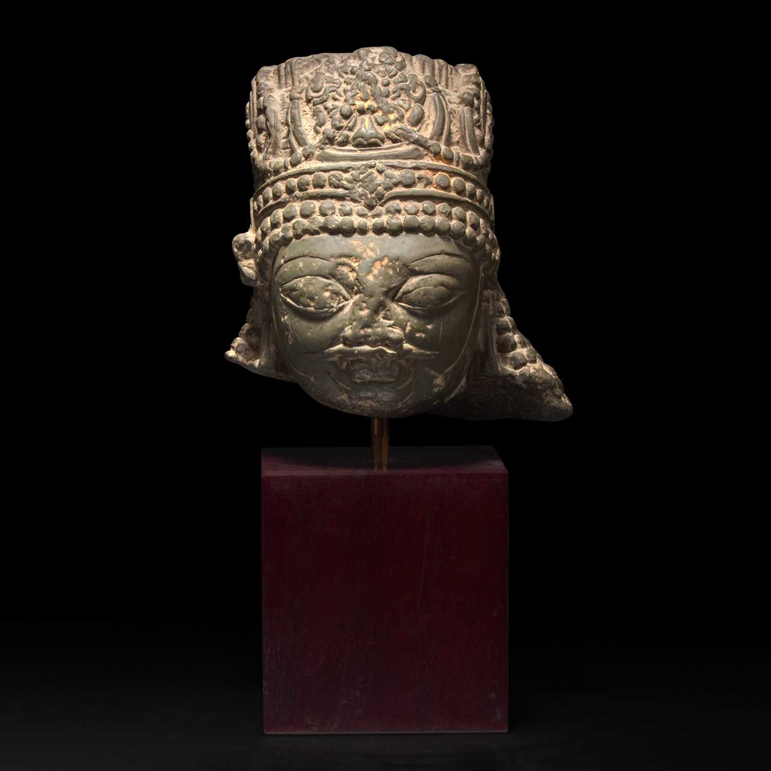 Lot 154 - A Kashmiri carved stone head of a crowned figure 印度石雕带冠头像