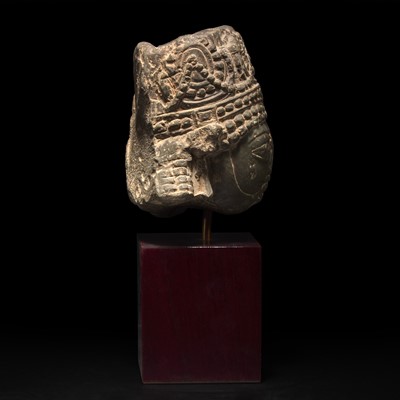 Lot 154 - A Kashmiri carved stone head of a crowned figure 印度石雕带冠头像