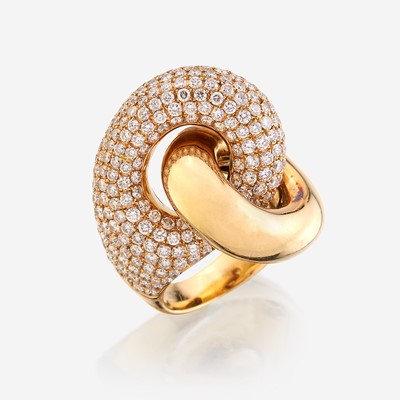 Lot 99 - An eighteen karat gold and diamond ring