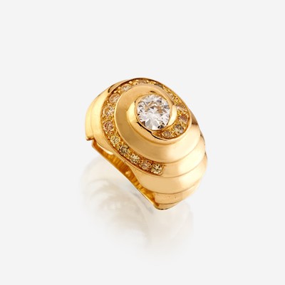 Lot 46 - A diamond, colored diamond, and eighteen karat gold ring