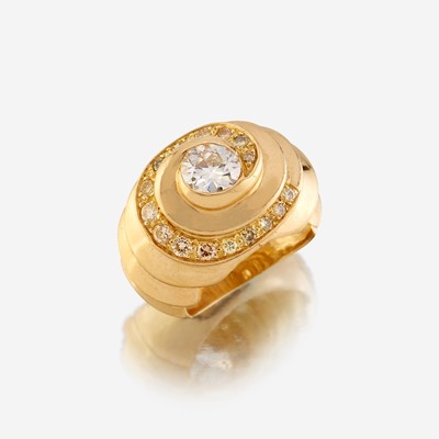 Lot 46 - A diamond, colored diamond, and eighteen karat gold ring