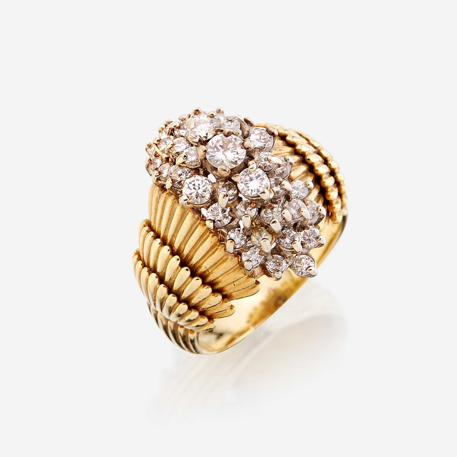 Lot 44 - An eighteen karat gold and diamond ring