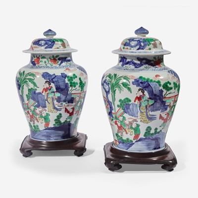 Lot 39 - A pair of Chinese wucai decorated porcelain jars with covers 五彩带盖带底座大罐一对