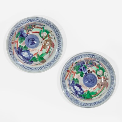 Lot 39 - A pair of Chinese wucai decorated porcelain jars with covers 五彩带盖带底座大罐一对